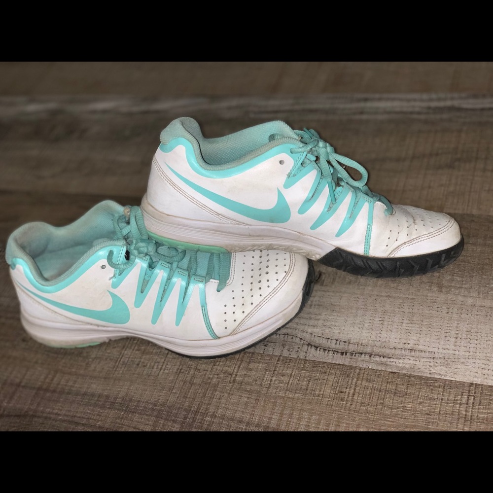 Nike women’s tennis sneakers